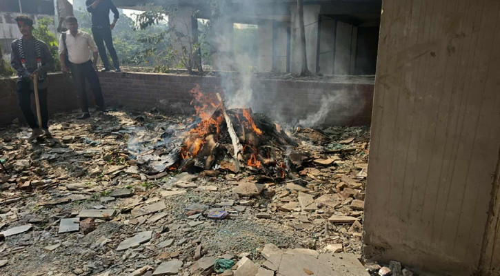 রাজধানীর গুলিস্তানে আ. লীগ কার্যালয়ে আগুন