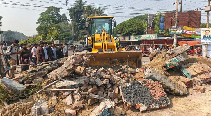 ঝিনাইদহে শেখ মুজিবের ‘এক তর্জনি’ স্তম্ভ গুড়িয়ে দিল জনতা