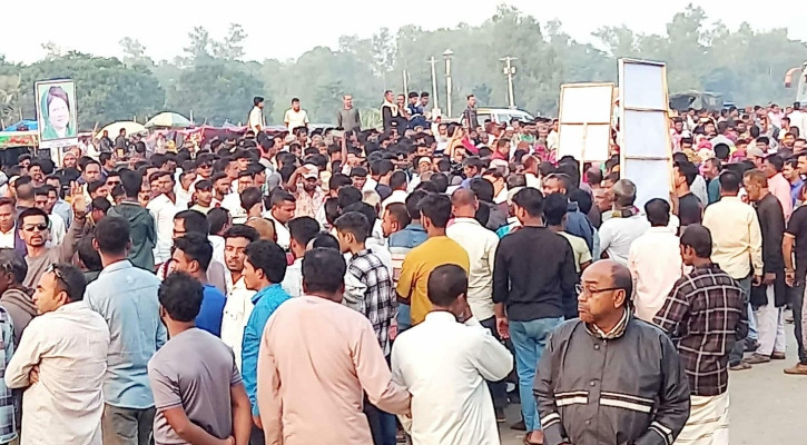 প্রার্থী বদলের দাবিতে নওগাঁ-রাজশাহী মহাসড়ক অবরোধ