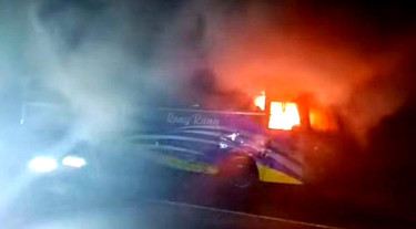 ফেনীতে দাঁড়িয়ে থাকা বাসে আগুন