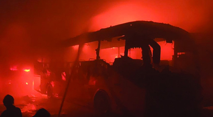 মিরপুরে বাসে আগুন দিয়ে পালানোর সময় যুবকের মৃত্যু