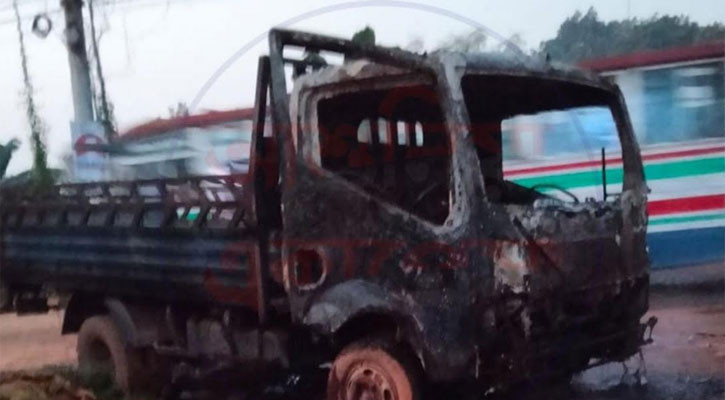 আশুলিয়ায় পিকআপ ভ্যানে অগ্নিসংযোগ