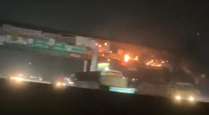 সিদ্ধিরগঞ্জে ফুটওভার ব্রিজে আগুন