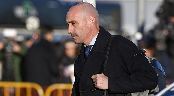 স্প্যানিশ সাবেক ফুটবল প্রধানকে ডিম নিক্ষেপ