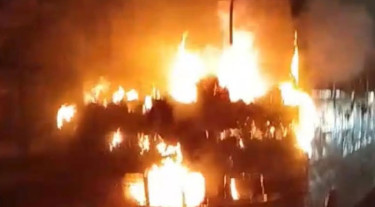 মানিকগঞ্জে স্কুলবাসে আগুন, চালক দগ্ধ