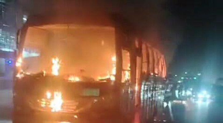 গাজীপুরে চলন্ত বাসে হঠাৎ আগুন