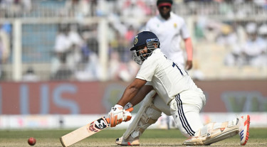 শেবাগকে ছাড়িয়ে ছক্কার নতুন রেকর্ড পন্তের