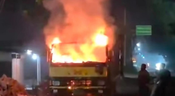 ময়মনসিংহে মধ্যরাতে কাভার্ডভ্যানে আগুন