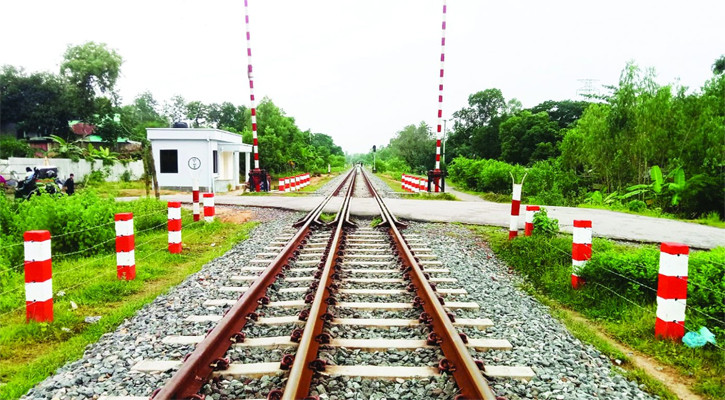রেললাইনের ওপর গাছ ফেলে নাশকতার চেষ্টা