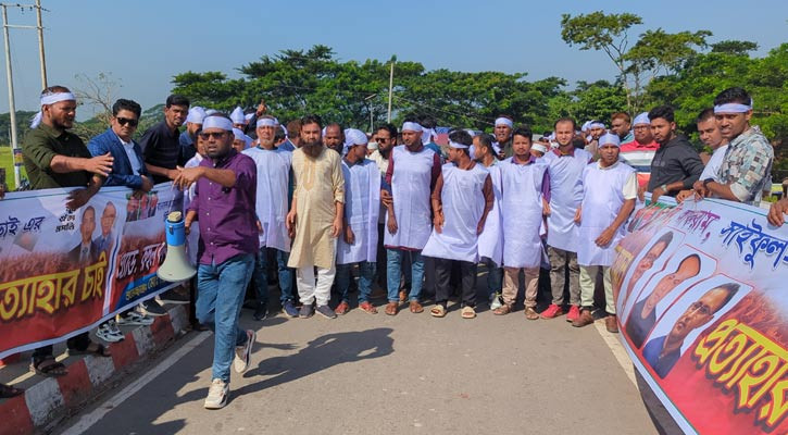 কাফনের কাপড় জড়িয়ে রিজভীর পথরোধ করে যুবদলের বিক্ষোভ