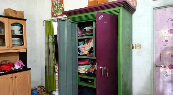 হাইমচের অস্ত্রের মুখে জিম্মি করে ডাকাতি