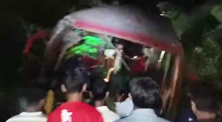 সীতাকুণ্ডে নিয়ন্ত্রণ হারিয়ে খাদে বাস, নিহত ৪