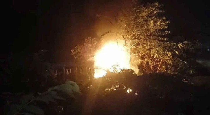 কেরানীগঞ্জে থানার অদূরে ডাম্পিংয়ের পরিত্যক্ত লেগুনায় আগুন