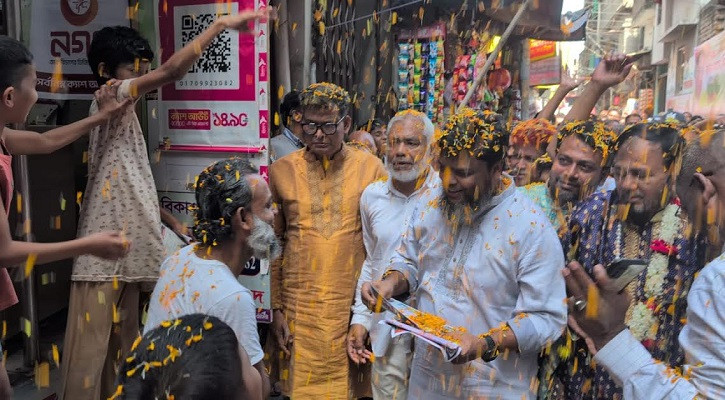 গণসংযোগে ফুলেল শুভেচ্ছায় সিক্ত ঢাকা-৪ আসনের রবিন