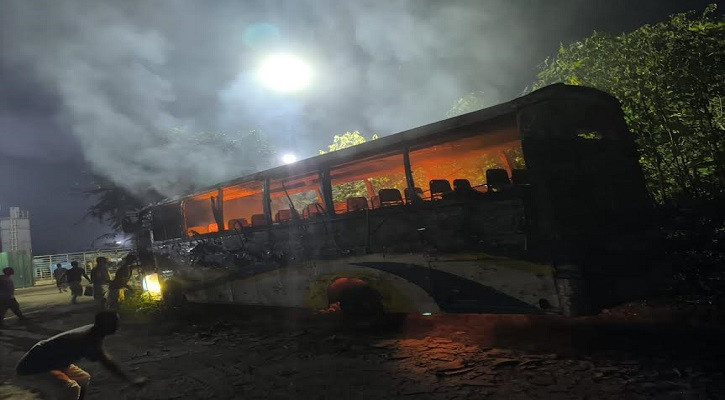 সাভার-ধামরাইয়ে দাঁড়িয়ে থাকা দুই বাসে আগুন, বিএনপির মহড়া