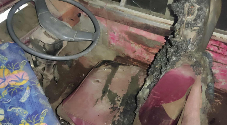 ঢাকা-নারায়ণগঞ্জ লিংক রোডে বাসে আগুন, অল্পের জন্য রক্ষা চালক-হেলপারের