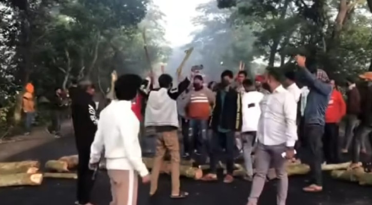 ঢাকা-খুলনা মহাসড়কে গা‌ছের গুঁড়ি ফে‌লে নি‌ষিদ্ধ ছাত্রলী‌গের বি‌ক্ষোভ