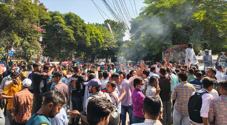 এক্সকাভেটর নিয়ে ধানমন্ডি ৩২ নম্বরে ঢোকার চেষ্টা, উত্তেজনা