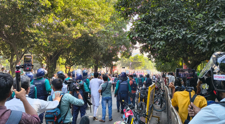 ধানমন্ডি ৩২ নম্বরের সামনে থেকে বিক্ষুব্ধদের সরিয়ে দিল নিরাপত্তা বাহিনী