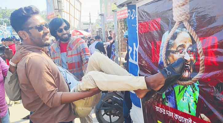 খুলনায় শেখ হাসিনার প্রতিকৃতিতে জুতা নিক্ষেপ