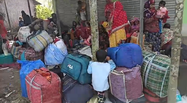 ভারত থেকে বাংলাদেশে প্রবেশকালে আটক ৩০০ বাংলাদেশি