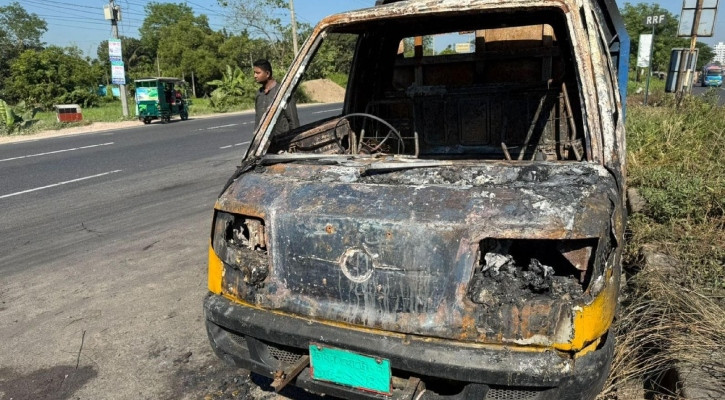 চৌদ্দগ্রামে জামায়াত নেতার গাড়িতে আগুন