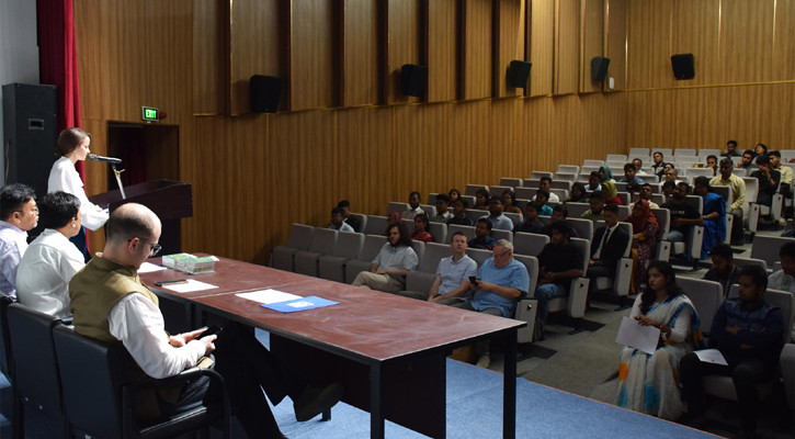 রাশিয়ায় শিক্ষার জন্য ৪০ শিক্ষার্থীর ভিসা হস্তান্তর