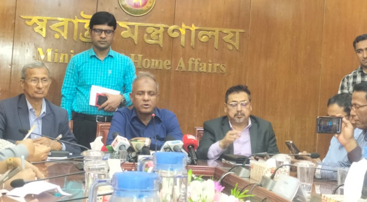 ঐতিহাসিক রায় নিয়ে জনমনে কোনো আতঙ্ক দেখছি না: স্বরাষ্ট্র উপদেষ্টা