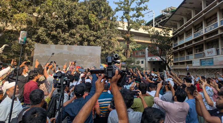 হাসিনার ফাঁসির রায়ে টিএসসিতে উল্লাস-মিষ্টি বিতরণ