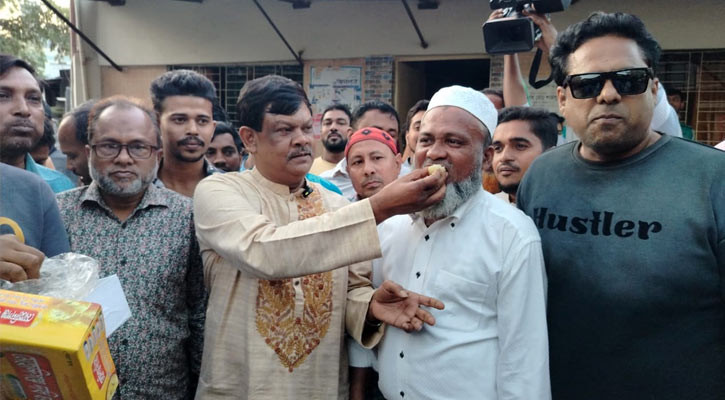 শেখ হাসিনার মৃত্যুদণ্ডে দেশের বিভিন্ন স্থানে উল্লাস-মিষ্টি বিতরণ