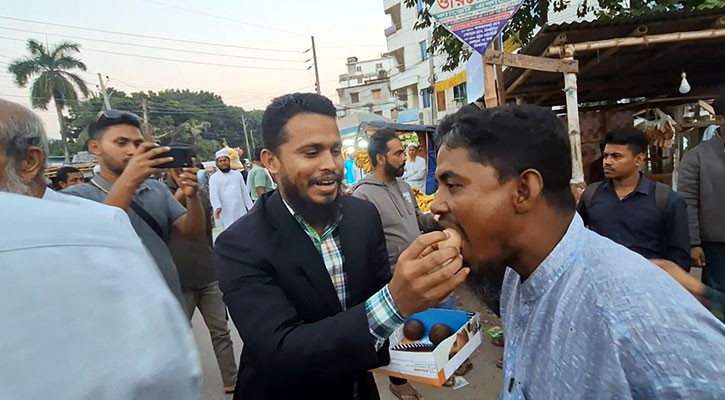 হাসিনার ফাঁসির রায়ে সাতক্ষীরায় জুলাই যোদ্ধাদের মিষ্টি বিতরণ