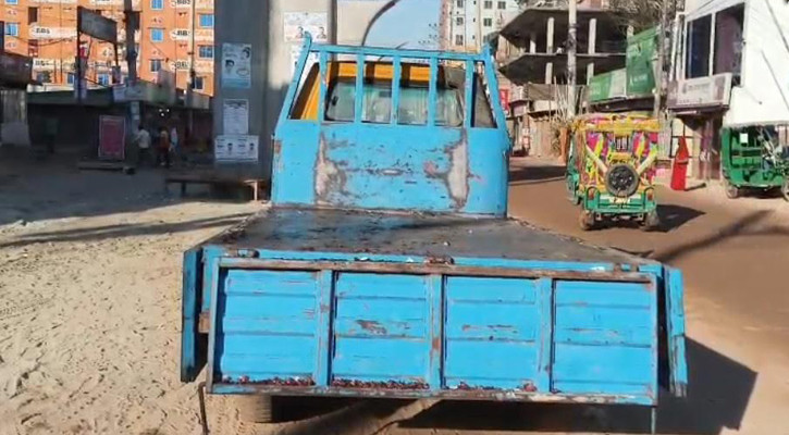 আশুলিয়ায় পিকআপ ভ্যানে আগুন