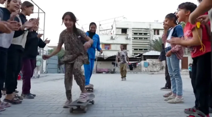 যুদ্ধ কেড়েছে শৈশব, তবুও স্কেটবোর্ডে স্বপ্ন বুনছে গাজার শিশুরা