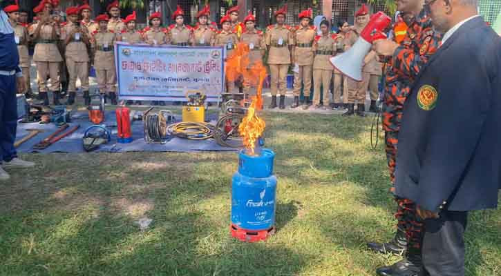বাগেরহাটে শিক্ষার্থীদের ফায়ার ফাইটিং প্রশিক্ষণ
