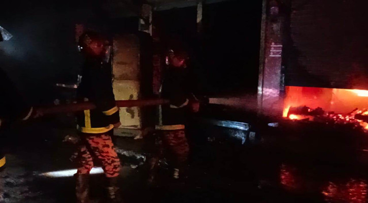 কুড়িল রিকশা গ্যারেজে আগুন