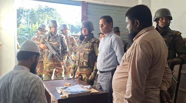 নড়াইলে সেনা অভিযানে আড়াই হাজার কেজি পলিথিন জব্দ ও ধ্বংস