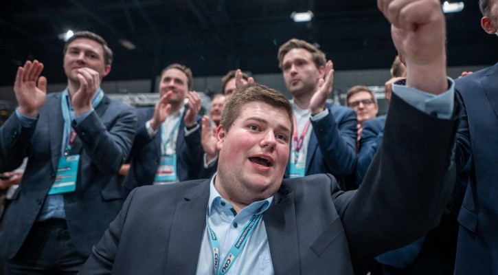 জার্মান চ্যান্সেলরের ক্ষমতার ভীত কাঁপিয়ে দিচ্ছেন ১৮ তরুণ এমপি