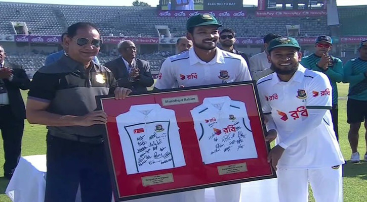 ‘আপনাকেই অনুসরণ করতে চেয়েছি’—মুশফিকের শততম টেস্টে শান্তর বার্তা