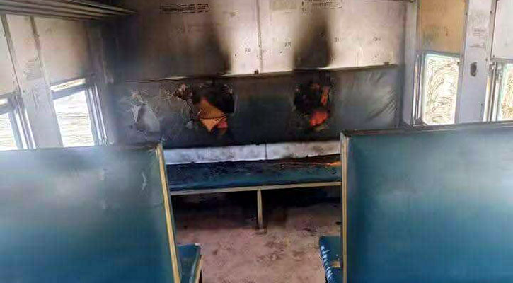 ময়মনসিংহে দাঁড়িয়ে থাকা ট্রেনে দুর্বৃত্তদের আগুন