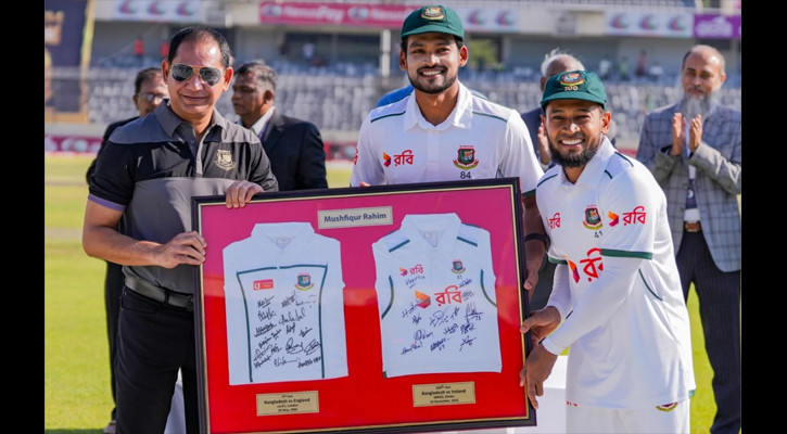 ‘আপনাকেই অনুসরণ করতে চেয়েছি’—মুশফিকের শততম টেস্টে শান্তর বার্তা