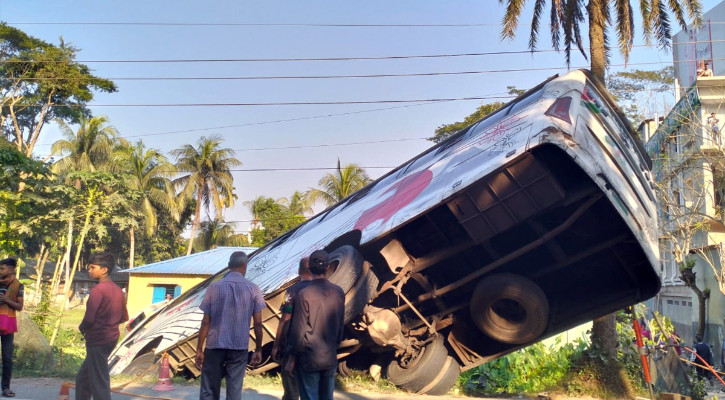 মোটরসাইকেলচালককে বাঁচাতে গিয়ে যাত্রীসহ খাদে বাস, আহত ১৩