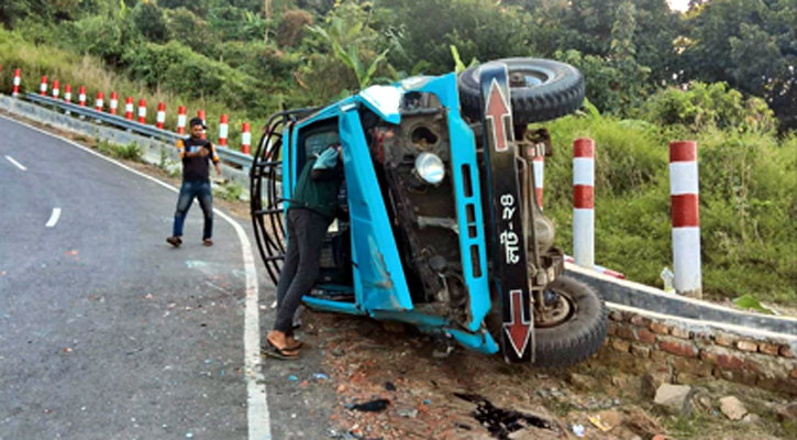 বান্দরবানে কেওক্রাডং সড়কে পর্যটকবাহী গাড়ি দুর্ঘটনা, আহত ১১ পর্যটক
