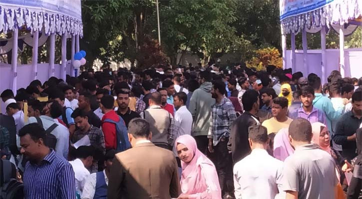 যশোরে চাকরিমেলায় বেকারদের ভিড়