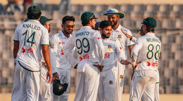 মুশফিক-লিটনের সেঞ্চুরির পর স্পিনারদের ঘূর্ণিতে দিন বাংলাদেশের