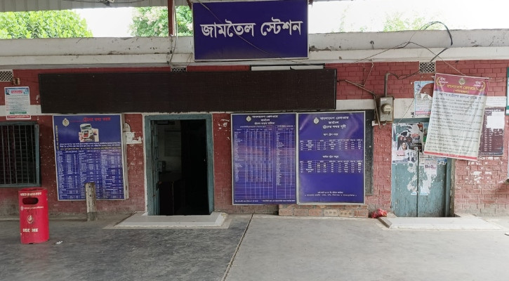 কামারখন্দে চলন্ত ট্রেনে পেট্রোল বোমা নিক্ষেপ