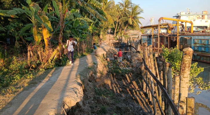 নদীতে ভেঙে যাচ্ছে সড়ক, চলাচল ব্যাহত