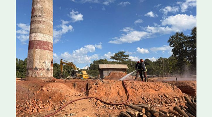 রাঙ্গুনিয়ায় গুঁড়িয়ে দেওয়া হলো তিনটি অবৈধ ইটভাটা