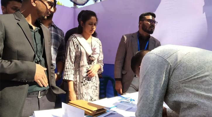 মেলায় এসে চাকরি পেলো ৪৩০ জন