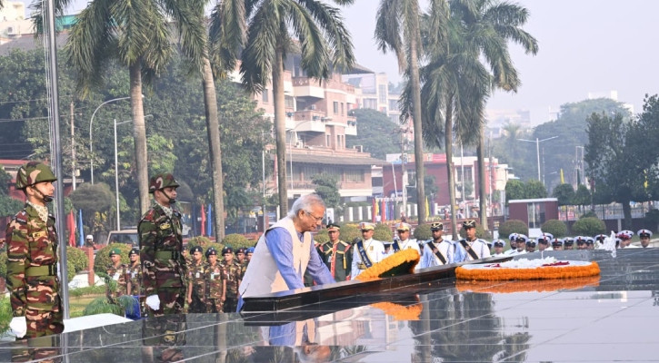 সশস্ত্র বাহিনী দিবসে শিখা অনির্বাণে প্রধান উপদেষ্টার পুষ্পস্তবক অর্পণ