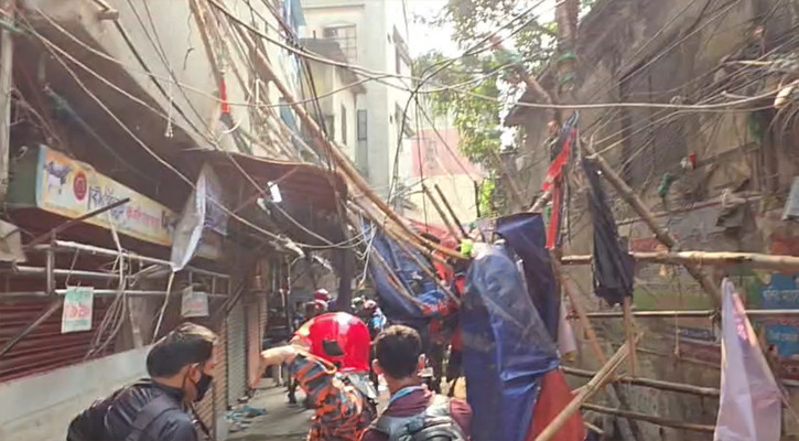 ভূমিকম্প: পুরান ঢাকায় সানশেড ভেঙে তিনজন নিহত